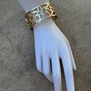 Vintage Wide Snap Hinge Clamper Bracelet Goldtone cuff bracelet Quality Sz 6.5”